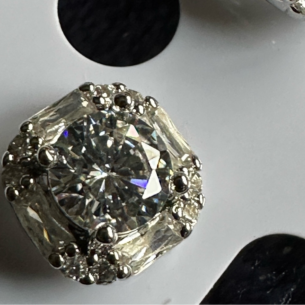Beautiful classic square style timeless earrings ✨ - Picture 9 of 10